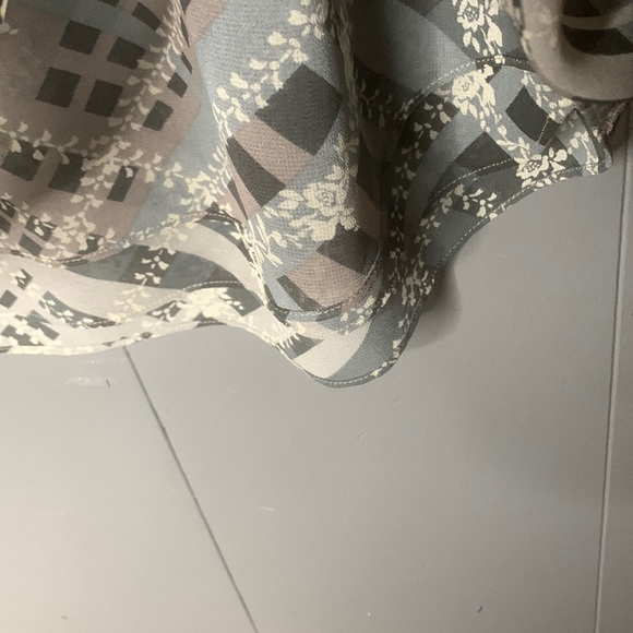 CAbi Women's Size M Graph Trellis Gray Top Blouse Ruffle Neck Sleeveless #3451 - Picture 8 of 8